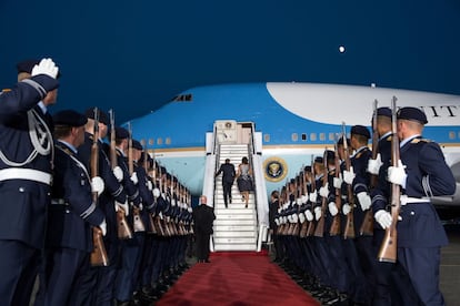 El Presidente Barack Obama y la primera dama Michelle Obama se embarcan en el Air Force One en el Aeropuerto de Tegel, en Berlín, el 19 de junio de 2013.