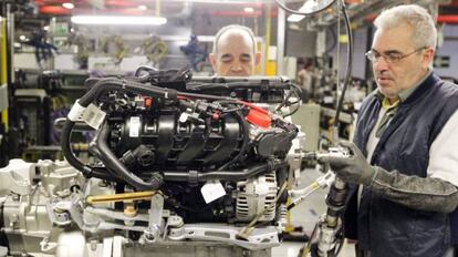 Cadena de montaje en una factor&iacute;a automovil&iacute;stica.  