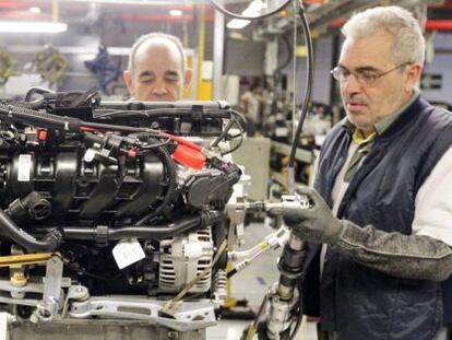 Cadena de montaje en una factor&iacute;a automovil&iacute;stica.  