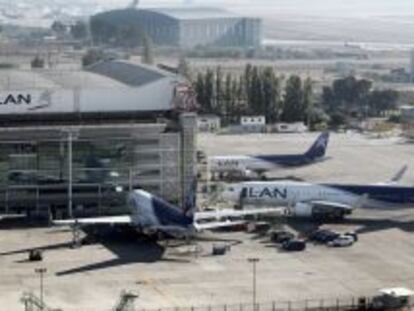 Aviones de la aerol&iacute;nea chilena LAN en el aeropuerto de Santiago de Chile.
