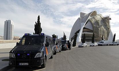 Furgones policiales durante el registro del Palau de les Arts.