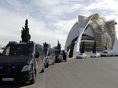 Furgones policiales durante el registro del Palau de les Arts.