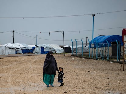 Una mujer sujeta de la mano a una niña, en el campamento de Al Roj, en el noreste de Siria, en marzo de 2021.