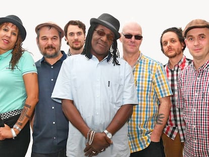 El músico británico-jamaicano de ska Neville Staple (centro) con su banda.