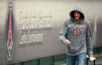 Nicolas Douchez, guardameta del PSG, a su llegada al entrenamiento.