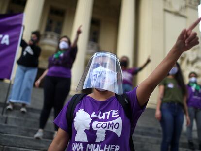 Un grupo de feministas exige la legalización del aborto el pasado lunes, en Río de Janeiro.