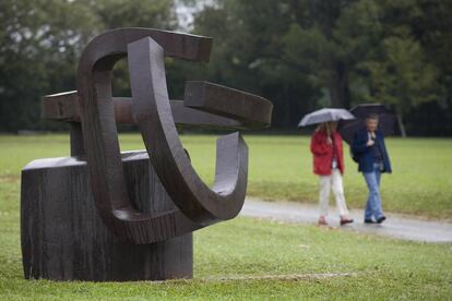 Visitantes en el Museo Chillida-Leku días después de anunciarse su cierre en 2010.