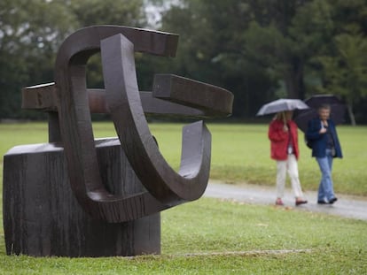 Visitantes en el Museo Chillida-Leku días después de anunciarse su cierre en 2010.