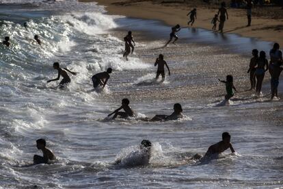 Además de la presencia de los agentes y los informadores, la megafonía ha ido informando a los usuarios sobre la concentración de personas y las medidas de seguridad a tener en cuenta. En la imagen, bañistas disfrutan de la playa, el viernes.