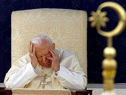 El papa sentado y semidormido