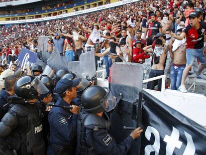 Los policías de Guadalajara contienen el embate de los hinchas de Atlas