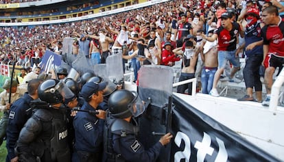 Los policías de Guadalajara contienen el embate de los hinchas de Atlas