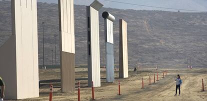 Uno de los prototipos del muro fronterizo entre Estados Unidos y M&eacute;xico presentados en San Diego, California.
 
 