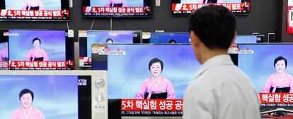 Un ciudadano viendo como una periodista del régimen norcoreano anuncia por televisión la detonación "con éxito" de dos bombas de hidrógeno.