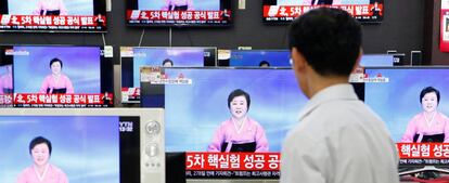 Un ciudadano viendo como una periodista del r&eacute;gimen norcoreano anuncia por televisi&oacute;n la detonaci&oacute;n &quot;con &eacute;xito&quot; de dos bombas de hidr&oacute;geno.