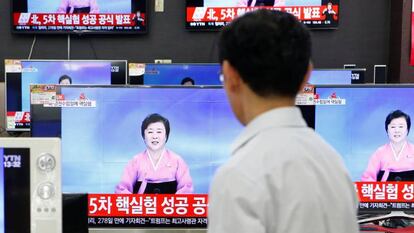 Un ciudadano viendo como una periodista del r&eacute;gimen norcoreano anuncia por televisi&oacute;n la detonaci&oacute;n &quot;con &eacute;xito&quot; de dos bombas de hidr&oacute;geno.