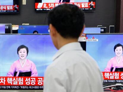 Un ciudadano viendo como una periodista del r&eacute;gimen norcoreano anuncia por televisi&oacute;n la detonaci&oacute;n &quot;con &eacute;xito&quot; de dos bombas de hidr&oacute;geno.