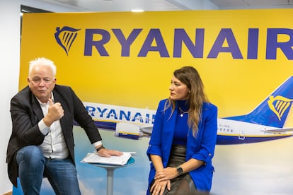 Eddie Wilson, consejero delegado de Ryanair, y Elena Cabrera, 'country manager' de la compañía en España y Portugal, en la sede de la empresa en Madrid este jueves.