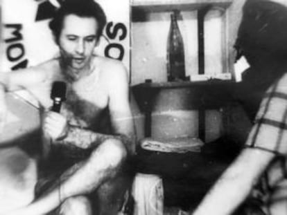 Un secuestrador encapuchado somete a Jorge Born a un simulacro de juicio durante su cautiverio.