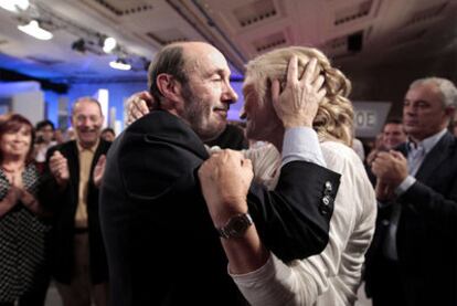 Rubalcaba abraza a su esposa, Pilar Goya, tras finalizar la intervención en la que desgranó su propuesta para liderar el partido.