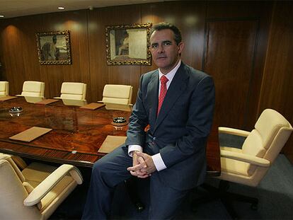 Javier Serratosa, presidente de Uralita, en la sala de reuniones del consejo de Nefinsa, en Valencia.