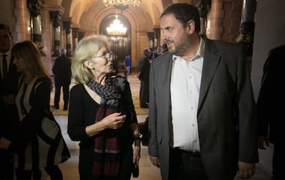 Eugenia Parejo, hoy en el Parlamento con Oriol Junqueras.