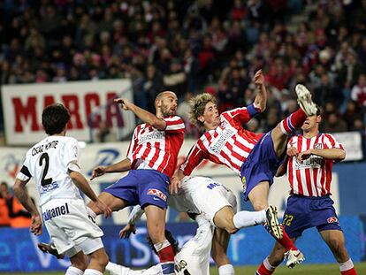 Fernando Torres intenta rematar de espaldas ante la mirada de Colsa y Montiel.