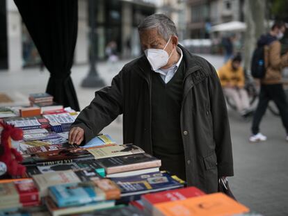 Una mesa de libros en plaza Catalunya en Barcelona, dos días antes de la 'diada' de Sant Jordi.