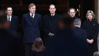 Los hijos de la infanta Pilar, en el funeral por su madre.