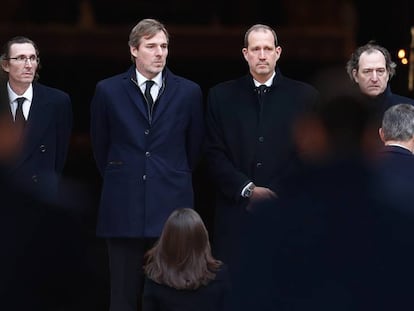 Los hijos de la infanta Pilar, en el funeral por su madre.