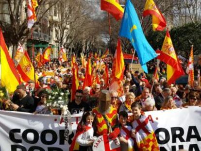 La movilización ha comenzado con una ofrenda floral al monumento a Rafael Casanova, uno de los epicentros de cada Diada