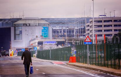 Exterior del aeropuerto de Zaventen en Bruselas (Bélgica) tras los atentados terroristas, el 23 de marzo de 2016.