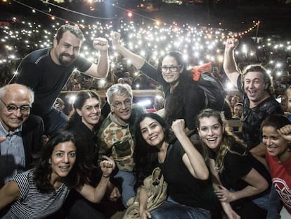 Caetano Veloso e outros artistas no palco da Ocupação de São Bernardo.