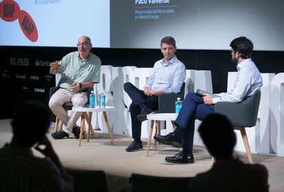 Pedro Fresco. Director general de Transición Ecológica de la Generalitat Valenciana y Paco Valverde, responsable de Renovables en Menta Energía en una charla moderada por Ignacio Fariza, periodista de EL PAÍS.