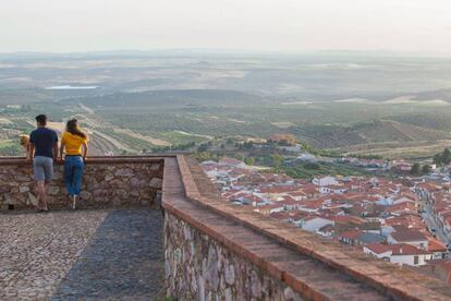 Una pareja contemplando Tierra de Barros desde el mirador de Hornachos.