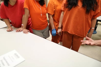 240 de los detenidos son mujeres. Los inmigrantes con traje naranja son identificados como detenidos por delitos de mediana gravedad, como violencia doméstica o agresión física.