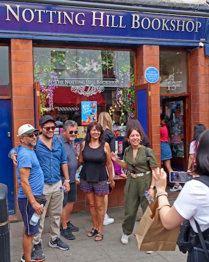 Curiosos frente a The Notting Hill Bookshop, la librería que inspiró la historia de la película 'Notting Hill'.