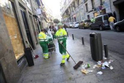 Personal de limpieza viaria de servicios mínimos en el centro de Madrid.