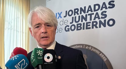 Salvador González (presidente de la Abogacía) con los medios antes de la inauguración de las IX Jornadas de Juntas de Gobierno de la Abogacía.