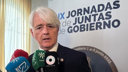 Salvador González (presidente de la Abogacía) con los medios antes de la inauguración de las IX Jornadas de Juntas de Gobierno de la Abogacía.
