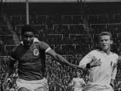 Eusébio lleva el balón ante el milanista Trapattoni, en la final de la Copa de Europa de 1963.