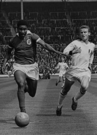 Eusébio lleva el balón ante el milanista Trapattoni, en la final de la Copa de Europa de 1963.