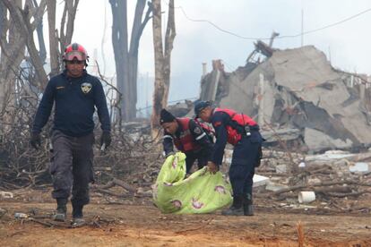 Bomberos inspeccionan los daños causados a viviendas aledañas a la refinería Amuay tras la explosión producida en sus instalaciones. El presidente de Venezuela, Hugo Chávez, anunció que ha ordenado una investigación profunda sobre la explosión que se produjo en la refinería de Amuay.