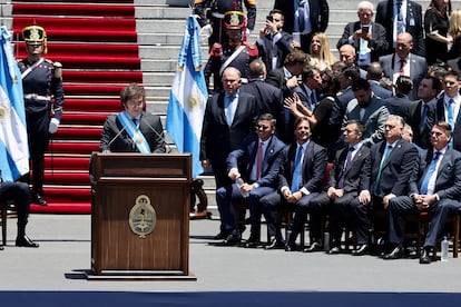 Javier Milei (izq.), da un discurso tras su ceremonia de investidura a la cual asistió el expresidente de Brasil, Jair Bolsonaro (der.), en Buenos Aires, el 10 de diciembre de 2023