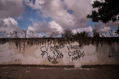 O Comando Vermelho (CV), facção criada no Rio de Janeiro, domina parte das favelas. Seus rivais no Estado são os membros da Guardiões do Estado (GDE), que é próxima a paulista Primeiro Comando da Capital (PCC). PCC e CV estão em guerra em todo o país.