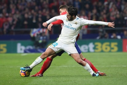 Isco protege la pelota ante un contrario.