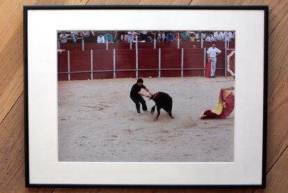 "Este es el primer encierro de toros que se celebra en nuestra ciudad, en el año 1983. Ese vaquilla me revolcó y tuve una luxación de hombro. Aún hoy en los días de lluvia me duele mucho y me viene a la memoria aquel torillo. El cambio de tiempo me mata".