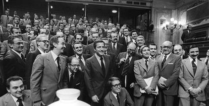 Los parlamentarios de UCD posan en el Congreso una vez aprobada la Constituci&oacute;n, el 31 de octubre&lt;QA0&gt;
 de 1978.