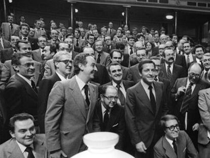 Los parlamentarios de UCD posan en el Congreso una vez aprobada la Constituci&oacute;n, el 31 de octubre&lt;QA0&gt;
 de 1978.