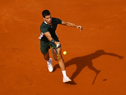 Carlos Alcaraz, durante el partido contra Soonwoo Kwon en Barcelona.